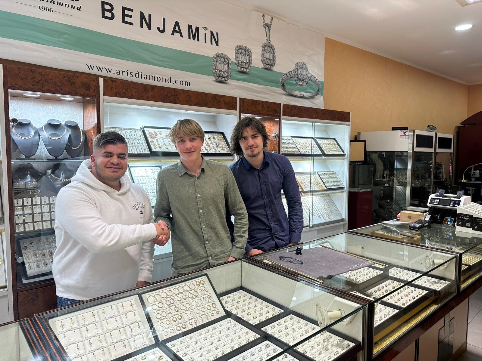 Vertragsunterzeichnung mit Juwelier Benjamin in Wiesbaden: Inhaber, Benet und Adrian.